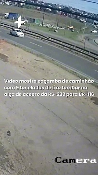 caçamba de caminhão com 9 toneladas de lixo tombar na alça de acesso da RS-239 para BR-116