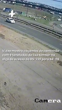 caçamba de caminhão com 9 toneladas de lixo tombar na alça de acesso da RS-239 para BR-116