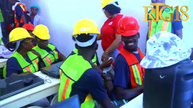 Òganizasyon JIL remèt kit pou ranje telefòn ak òdinatè bay plis pase 30 jèn