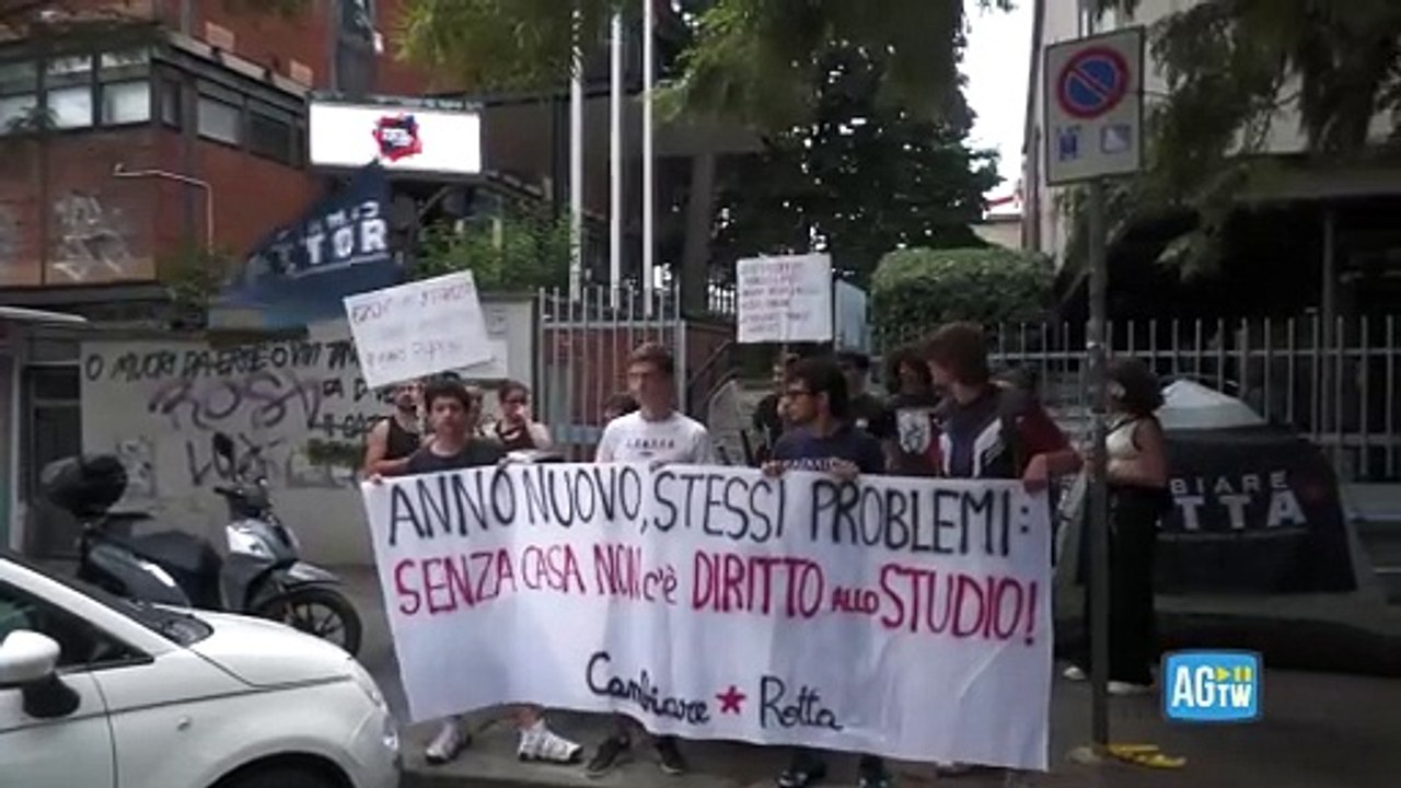 Caro affitti, gli studenti dell'università La Sapienza protestano: «Un'odissea per trovare un affitto»