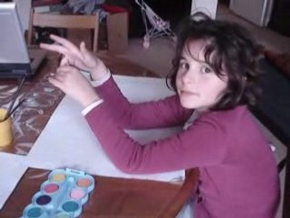 Gabrielle et Livia font de la peinture