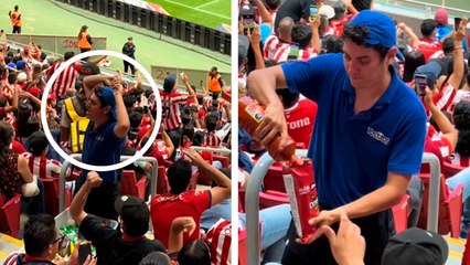 Chivas: Vendedor en el Estadio Akron alienta al rebaño mientras trabaja y se hace viral