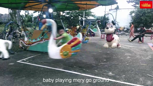 baby playing mery go ground - bébé joue au manège - Bebé jugando al tiovivo - メリーゴーランドで遊ぶ赤ちゃん - बच्चा मीरा गो राउंड खेल रहा है - طفل - يلعب لعبة الدوامة -