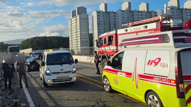 강릉대교서 사고 피하려던 화물차 추락...2명 사망·3명 부상 / YTN