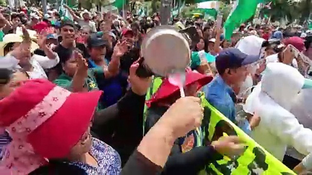 Miles marchan en Santa Cruz por la falta de dólares y combustibles