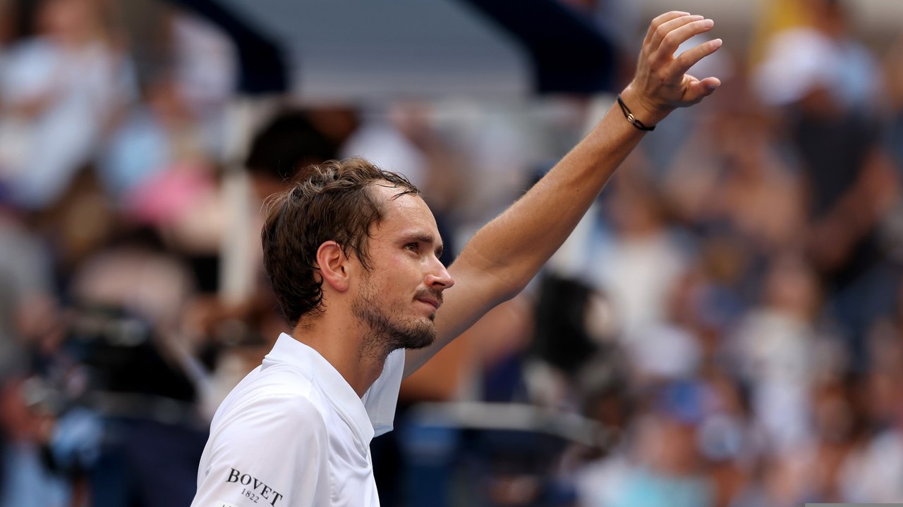 Umpire halts Medvedev match after fire alarm goes off
