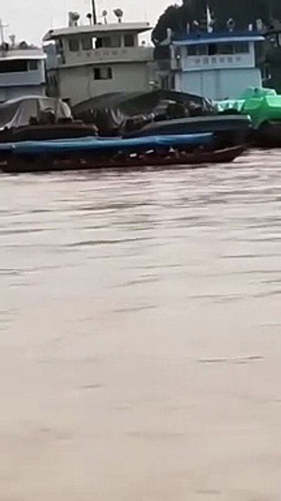 เรือขนแรงงานเมียนล่มกลางน้ำโขง สูญหาย 30 ราย