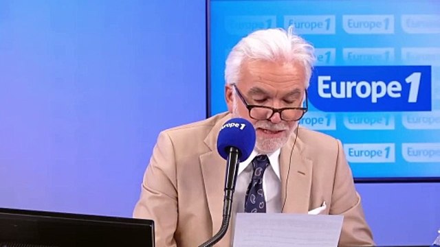 Patrick Sébastien répond à Jean-Michel Aphatie qui estime que la fête du cochon à laquelle il a participé est une grossièreté : On s'en fou de son avis ! Il est au journalisme ce que je suis à l'opéra lyrique !