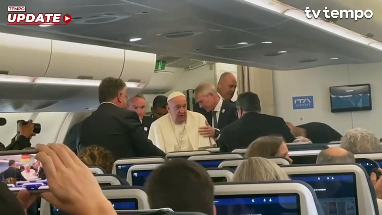 Cerita Paus Fransiskus Berbincang dengan Wartawan: Bicara Imigran hingga Tanda Tangan Buku