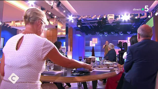 Et pendant que Cyril Hanouna se battait hier soir pour sauver TPMP sur C8, Philippe Katerine chantait entièrement nu sur France 5 dans C à vous ...