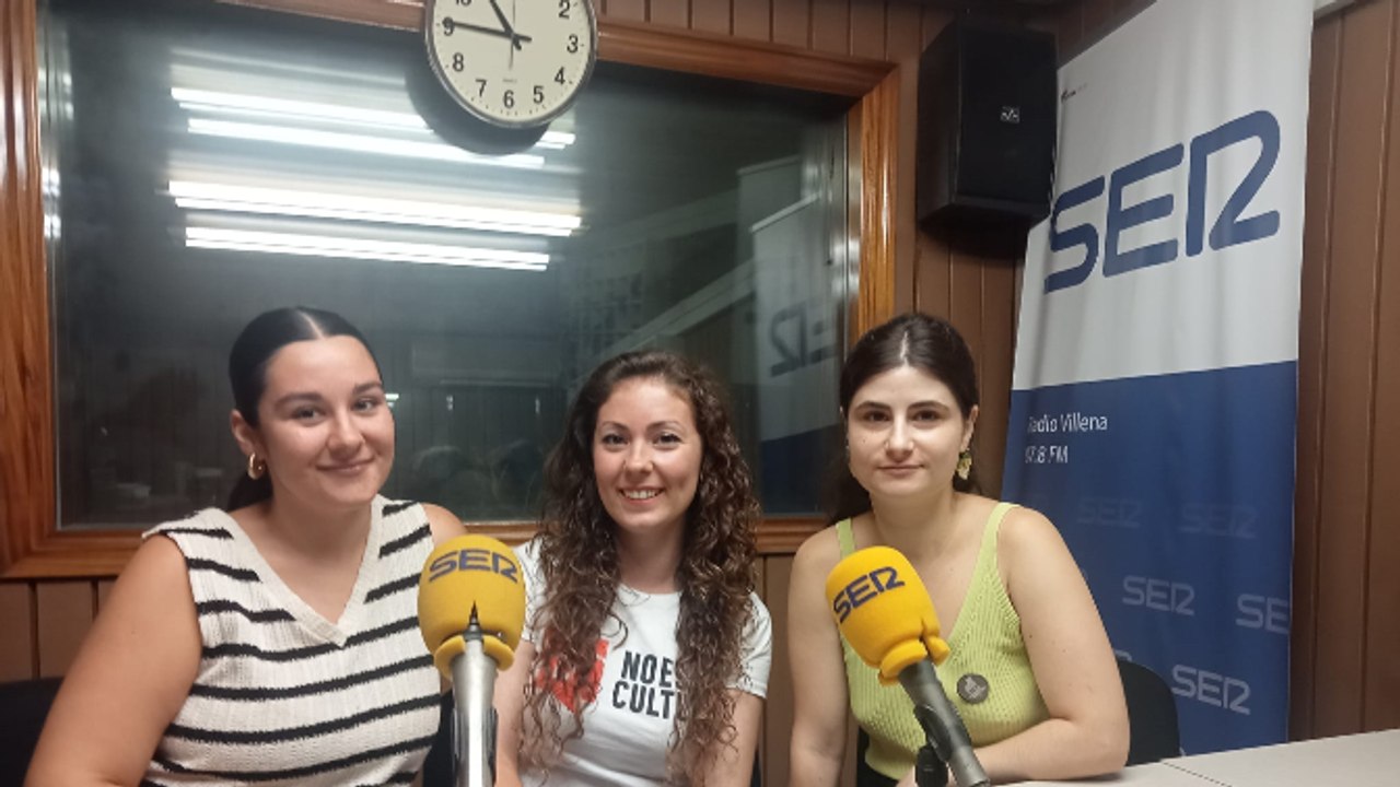 Componentes de la Plataforma Animalista, en Radio Villena SER