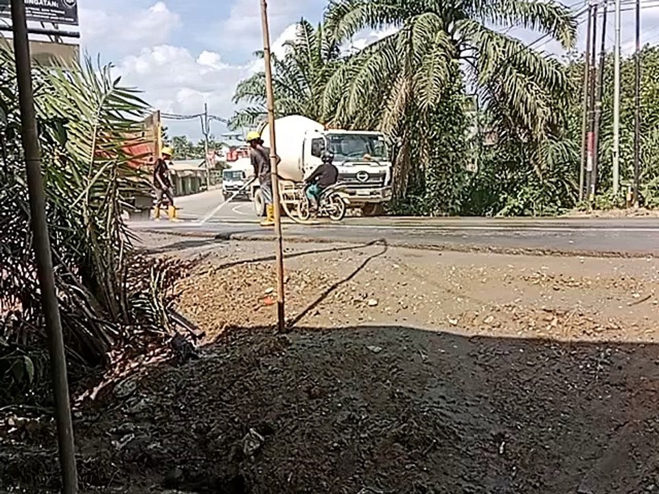 Banyak Debu di Jalan yang Dilintasi Kendaraan Proyek IKN