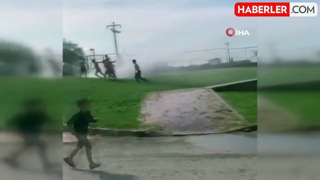 Sıcaktan bunalan çocuklar belediye sulama aracıyla serinledi