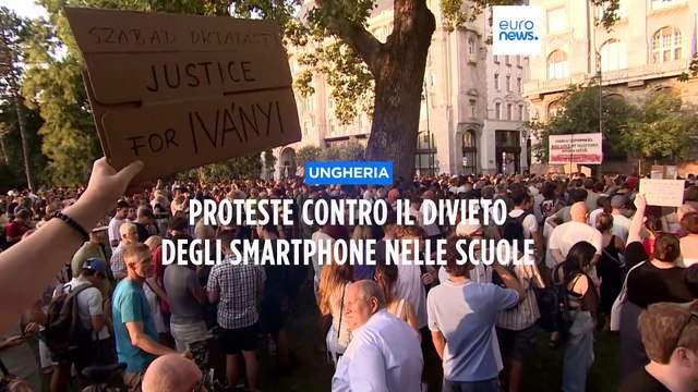 Scuole, proteste di massa in Ungheria per il divieto degli smartphone in classe