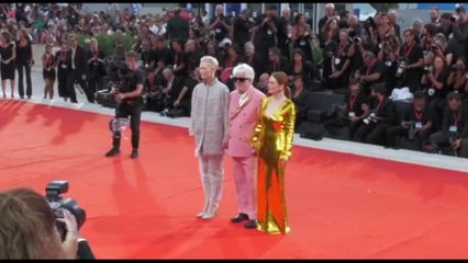 Il coloratissimo red carpet di Almodovar, tra rosa e total gold