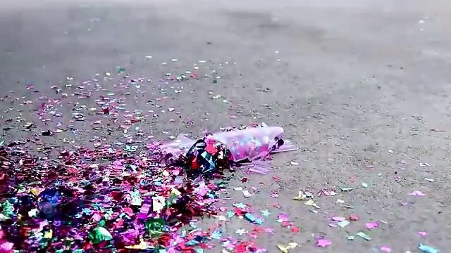 Aplastando Cosas Crujientes con el Coche | Experimento: 250 Globos de Agua VS Rueda de Coche