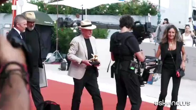 Venezia 2024: Peter Weir sfila con il Leone d'oro alla carriera
