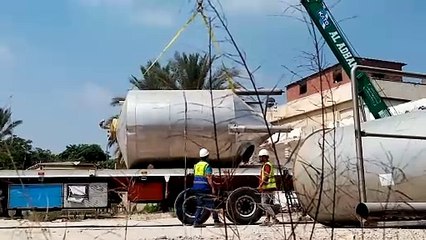 لحظه رفع تانك ضخم بالونش علي سياره نقل ثقيل