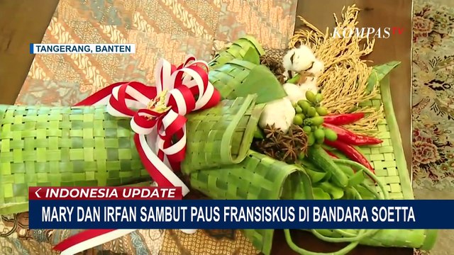 Tiba di Indonesia, Paus Fransiskus Disambut 2 Anak Berpakaian Adat
