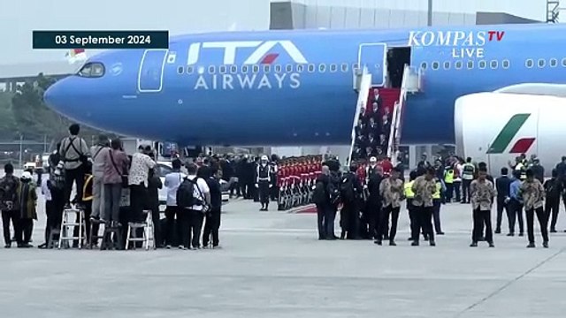 Tiba di Soetta, Paus Fransiskus Dapat Buket Bunga dari Dua Anak Indonesia