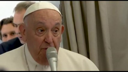 Papa Francesco in aereo ai giornalisti: grazie per la compagnia