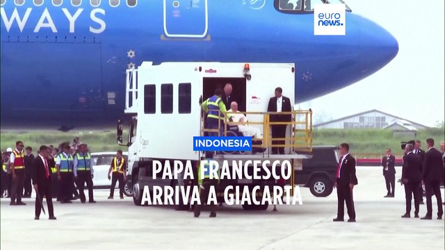 Papa Francesco è atterrato in Indonesia: Giacarta è la prima tappa del suo viaggio più lungo