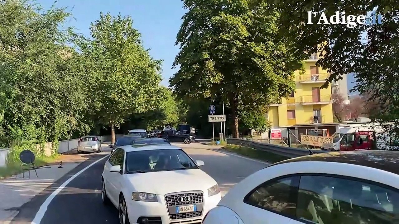 Nuovo svincolo di Ravina, mattinata di fuoco sulla tangenziale tra code e proteste