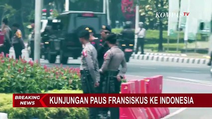 Momen Paus Fransiskus Buka Kaca Jendela Mobil, Lambaikan Tangan dan Tersenyum