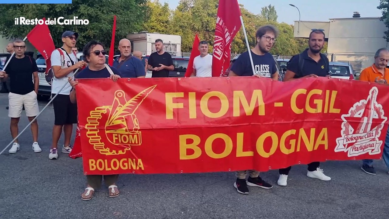 Elly Schlein al presidio dell'ex Bredamenarinibus a Bologna