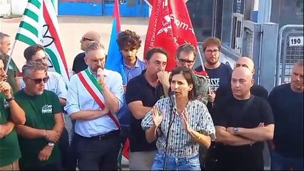 下载视频: Iia, Elly Schlein davanti ai cancelli dell'ex Breda a Bologna: «Questo sito non può chiudere, il ministro onori i suoi impegni»