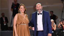 GALA VIDEO - Julia Vignali et Kad Merad complices : bisou, sourires… Leur apparition à la Mostra de Venise fait plaisir à voir