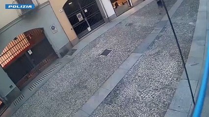 Il pusher in scooter tra le vie di Brera: scoperto, improvvisa la fuga sfiorando i passanti