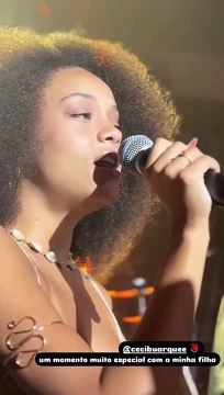 Filha de Carlinhos Brown chama atenção ao subir no palco e cantar com artista durante show em Salvador