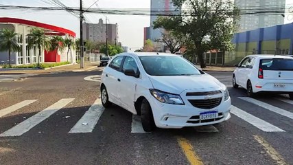 Onix e o Citroën C3 se envolvem em colisão ao lado da Prefeitura