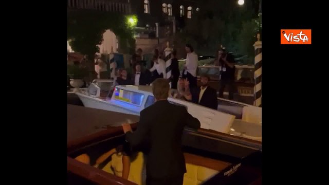 ?Ciao Brad, ciao George?: urla dei fan all?arrivo in barca di Pitt e Clooney al Festival di Venezia