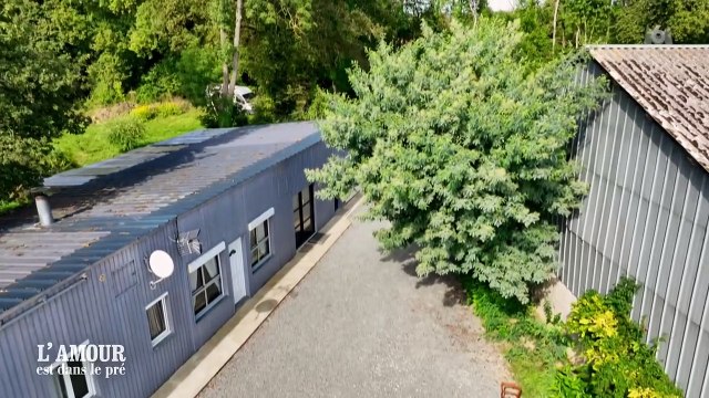 Gillou le Sarthois fait des blagues coquines à ses prétendantes dans L'Amour est le pré