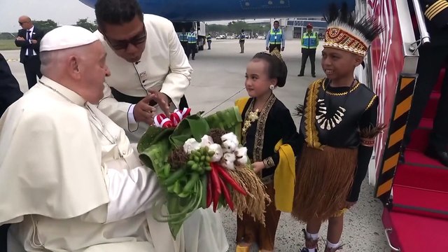 رهبر کاتولیک‌های جهان وارد پرجمعیت‌ترین کشور مسلمان جهان شد