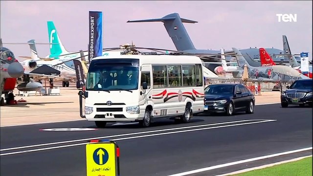 الرئيس السيسي يتفقد الطائرات المشاركة في فعاليات معرض مصر الدولي الأول للطيران والفضاء