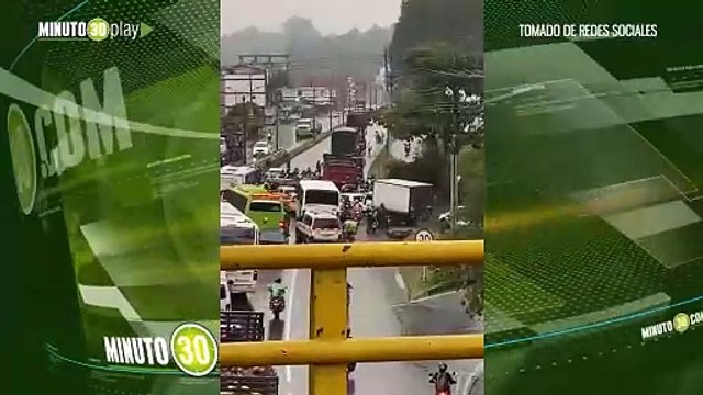 Bloqueos por paro camionero afectan la vía Medellín-Bogotá a la entrada de Guarne