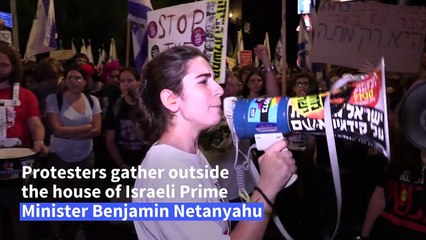 Israelis protest outside Netanyahu's house in Jerusalem