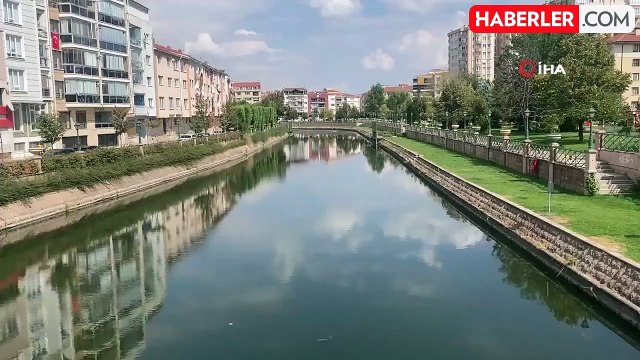 Porsuk Çayı'na düşürdükleri topu almak isteyen çocuklar canlarını tehlikeye attı