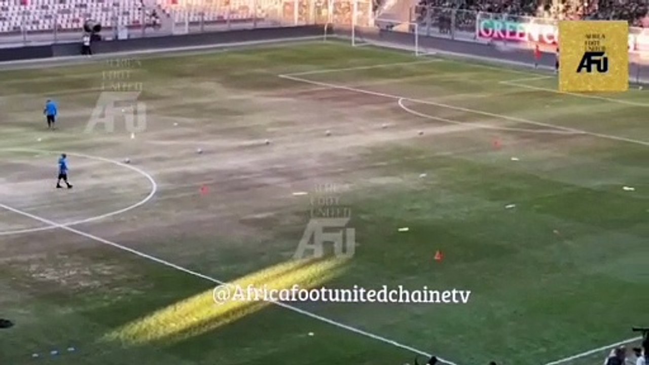 La pelouse du stade "Nelson Mandela"  est dans un état catastrophique