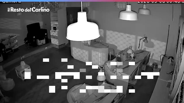 Bologna, il video del negozio di via Saffi che sprofonda