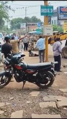 एमपी में बीच रोड पर युवक को जेसीबी के पंजे से कुचला