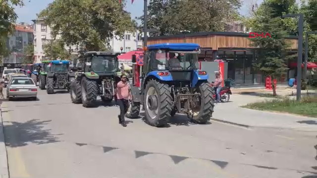 Polis, izinsiz çiftçi eylemi için ilçe merkezine giren traktörleri durdurdu