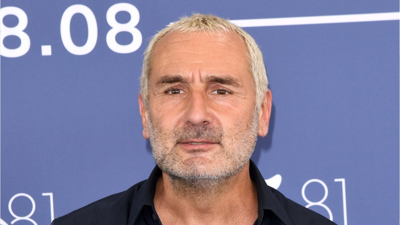GALA VIDEO - Gilles Lellouche métamorphosé : il apparaît avec les cheveux blonds à la Mostra de Venise