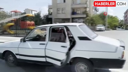Otomobile motor yükledi, kapısı açık trafikte seyretti