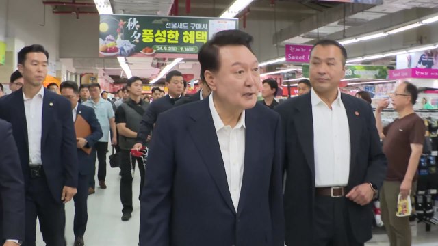 윤, 추석 앞두고 마트 방문...'장바구니 물가' 점검 / YTN