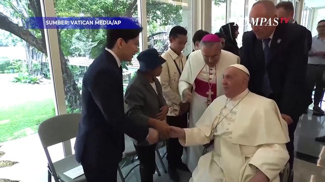 Momen Paus Fransiskus Dipeluk Anak-anak Panti Asuhan di Kedutaan Apostolik di Jakarta