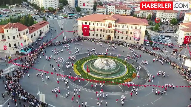 Yok böyle halay: 1058 kişi aynı anda halay çekti
